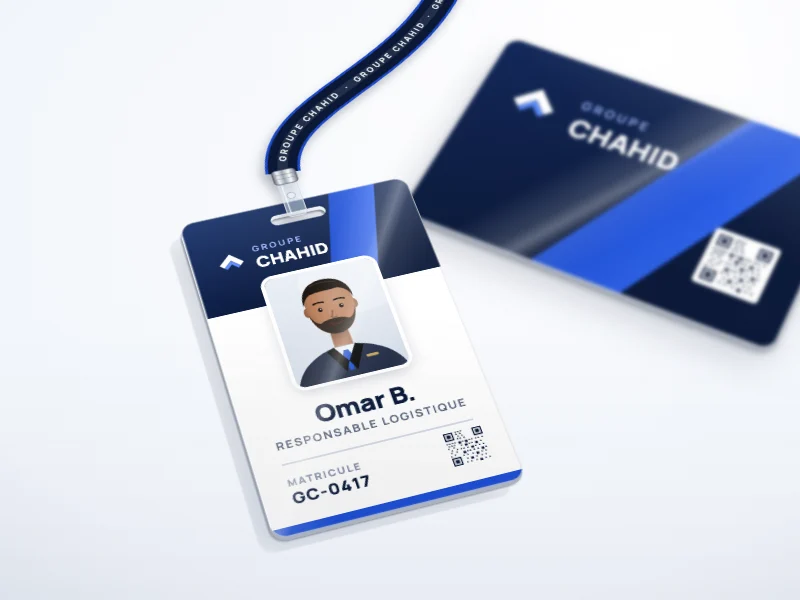 Badge employé vertical en PVC avec photo, nom et fonction, porté sur un tour de cou bleu marine — maquette d'une organisation fictive